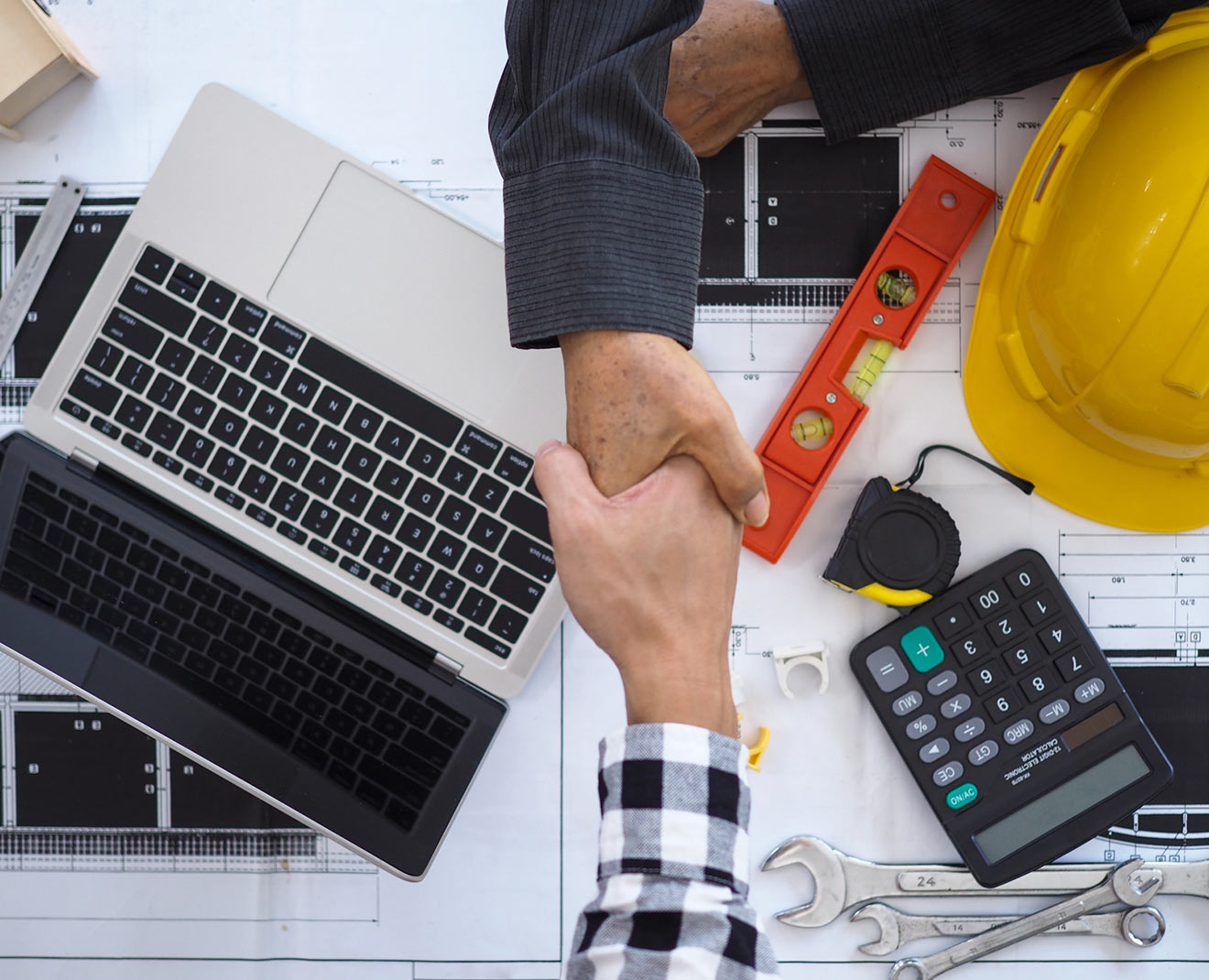 A deal being made by a company with general contractor insurance in Boardman, OH