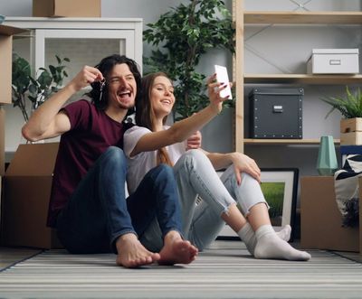A couple in Columbiana, OH celebrating their new apartment with renters insurance